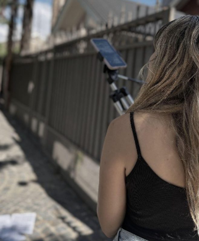 Reel: grabando con el celular en un trípode en la calle