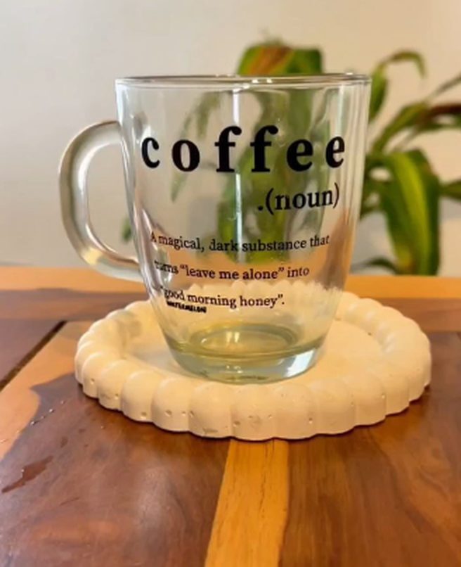 Reel: taza de vidrio con la palabra coffee