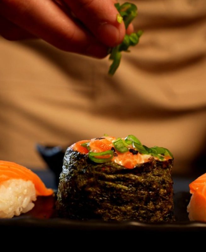 Reel: preparación de una pieza de sushi