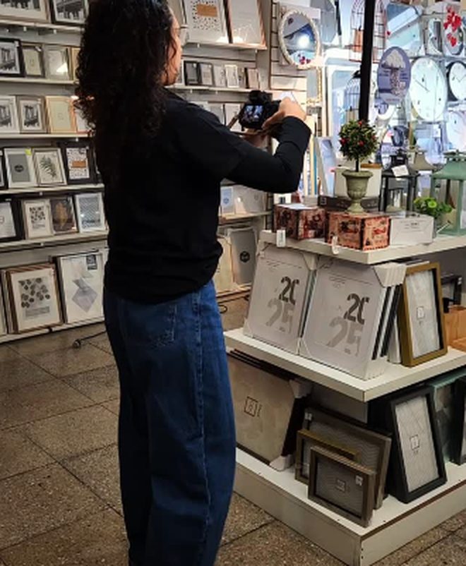 Reel: grabando productos en un local de marcos y decoración