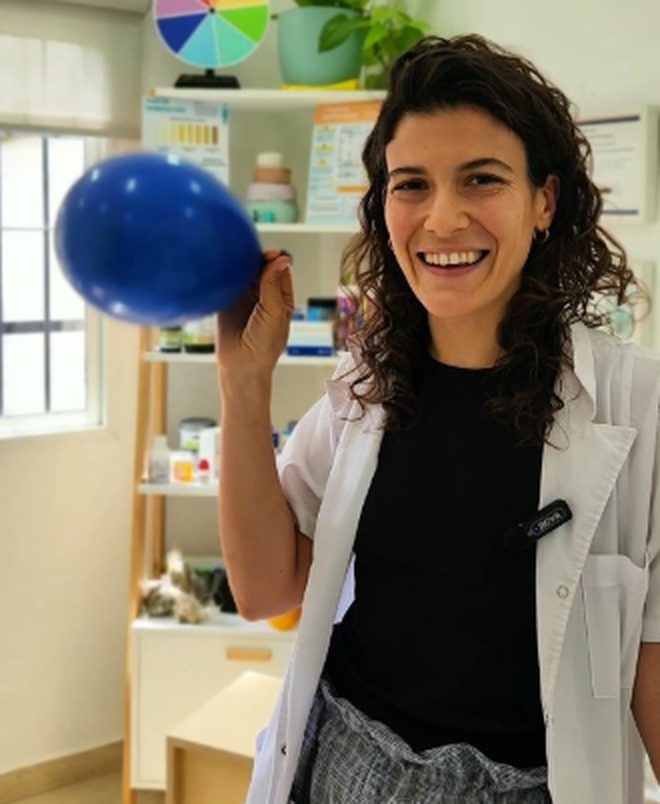 Reel: nutricionista jugando con un globo azul